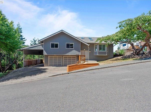 2460 STEPHANIE LN, North Bend, OR 97459
