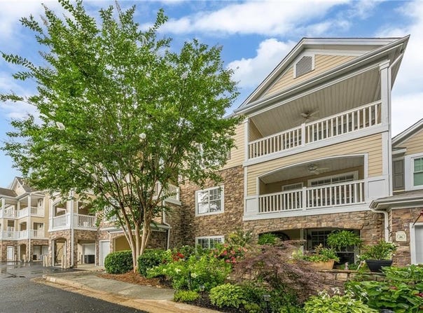 422 Pembrooke Circle, Alpharetta, GA 30004