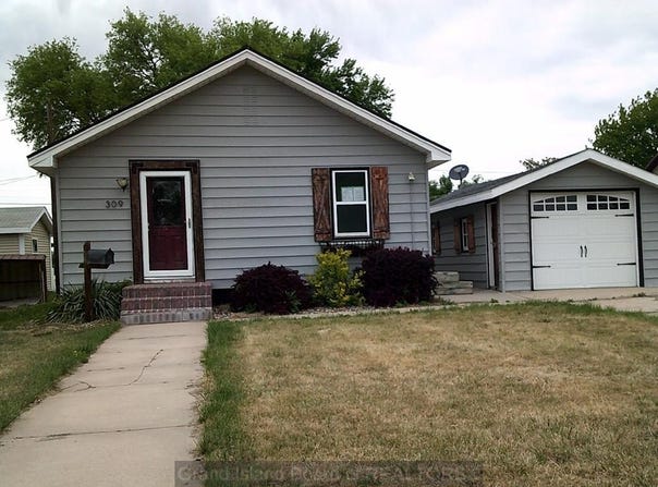 309 E Thurber St, Clay Center, NE 68933