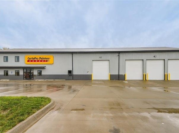 1110 Hawkeye Dr, Hiawatha, IA 52233