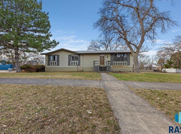 2415 E Franklin St, Pierre, SD 57501