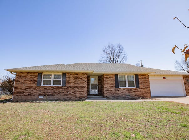 421 N Barker Avenue, Bolivar, MO 65613
