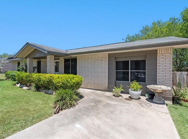 1304 Amy Street, George West, TX 78022