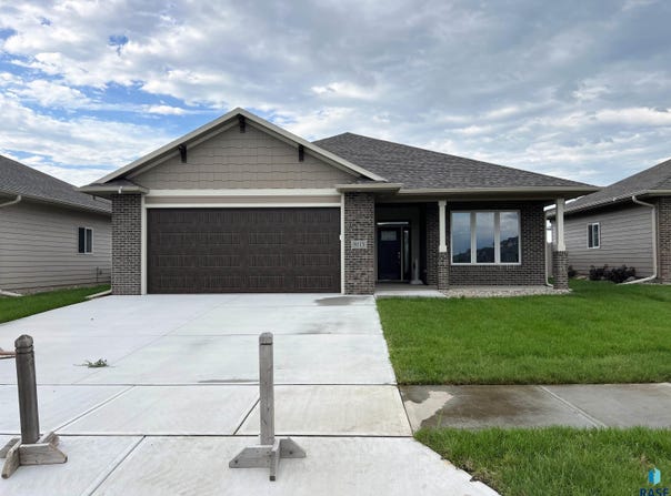 8113 W 24th St, Sioux Falls, SD 57106