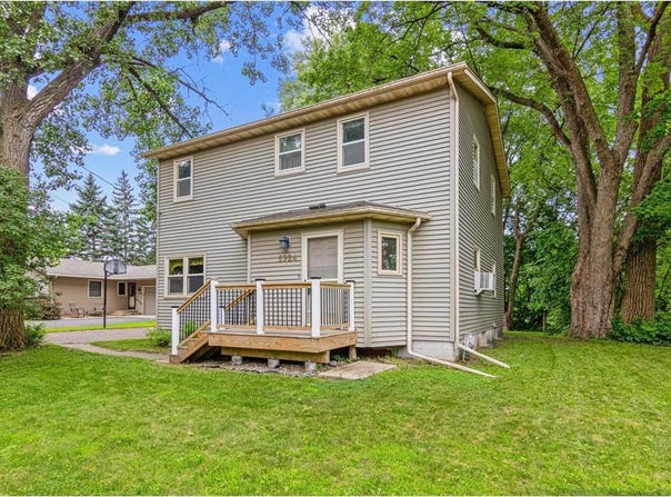 5924 Oakwood Manor NE, Fridley, MN 55432