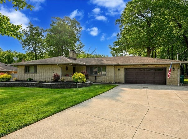 2660 S Mary Lane, Seven Hills, OH 44131