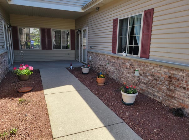 2111 Pine Ridge Ct, Grafton, WI 53024
