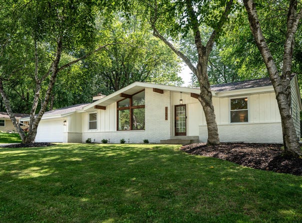 21595 Doneswood Dr, Waukesha, WI 53186
