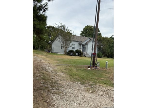 211 E COMMERCIAL AVE, Onalaska, TX 77360
