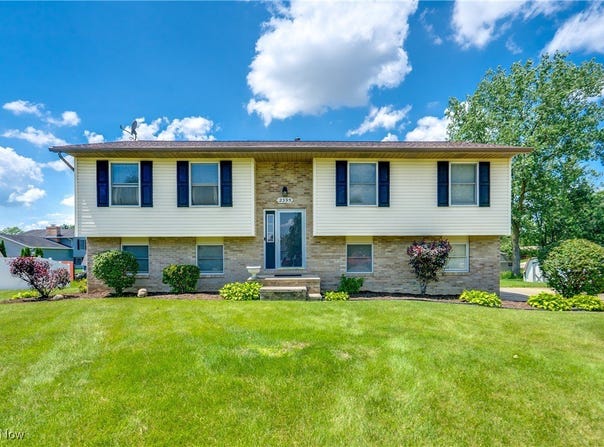 2395 Libra Circle SW, Canton, OH 44706