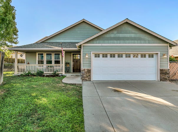 23 Meadowfield Circle, Eagle Point, OR 97524