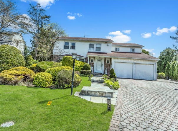 16 Foxhurst Court, Manhasset Hills, NY 11040