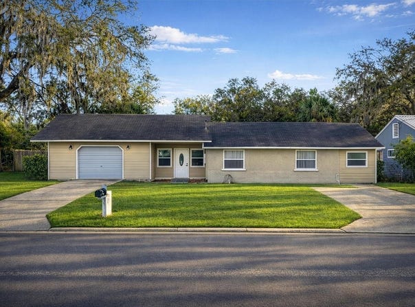 1109 E 8TH AVENUE, MOUNT DORA, FL 32757