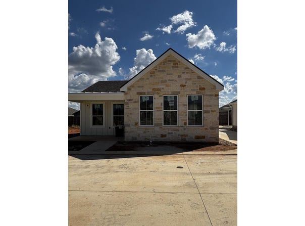 802 S Creek St, Fredericksburg, TX 78624