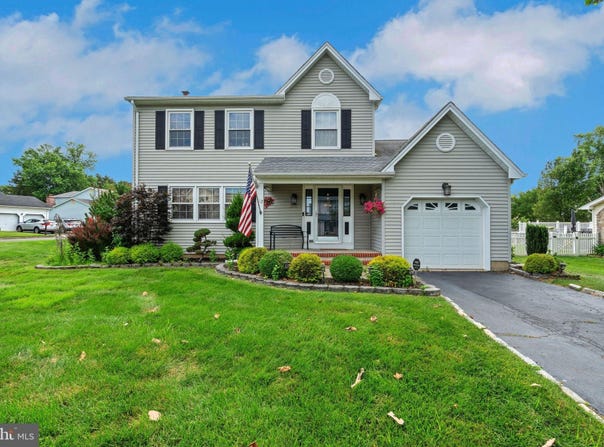 12 PLEASANT VIEW DRIVE, BURLINGTON, NJ 08016
