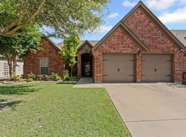 549 Magnolia Parkway, Benbrook, TX 76126