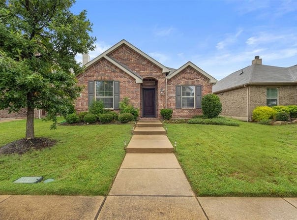 617 Wounded Knee Drive, Aubrey, TX 76227