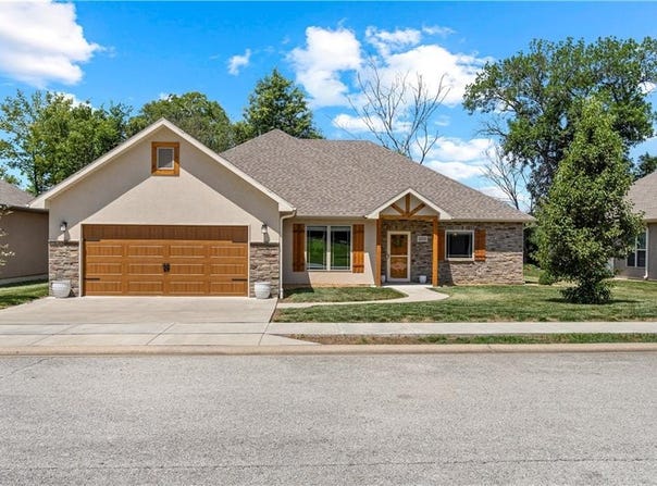 2255 Stonegate Drive, Nevada, MO 64772