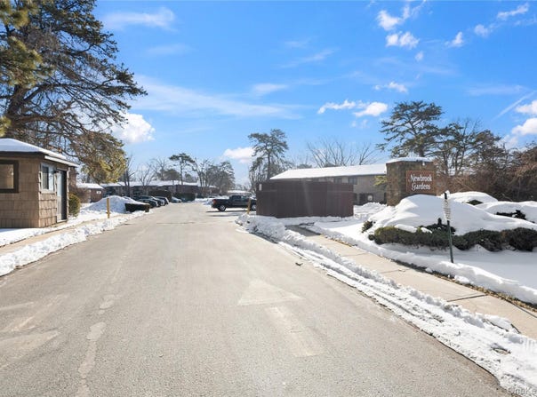 19 Newbrook, Bay Shore, NY 11706