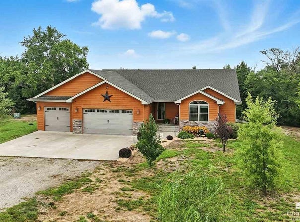 15447 Jeffrey Circle, Wamego, KS 66547
