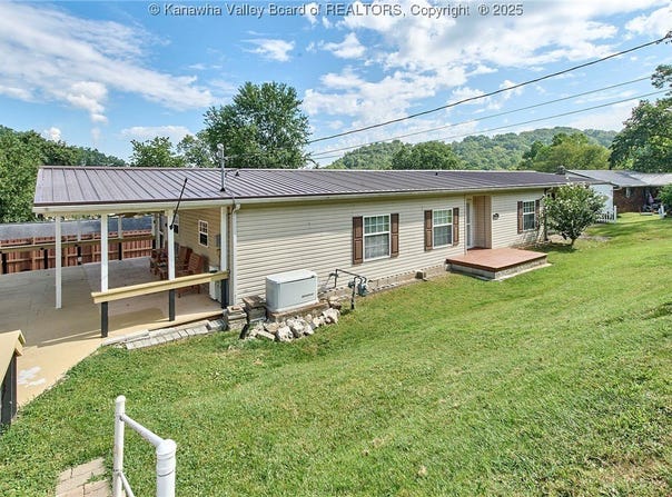 105 Oak Tree Lane, Nitro, WV 25143