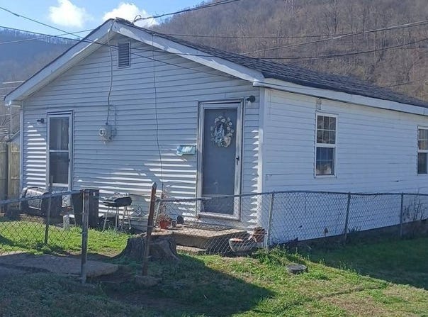 4 1/2 117th Kanawha Avenue, Chesapeake, WV 25315