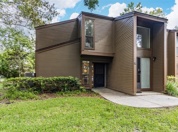 11 SURREY COURT, PALM COAST, FL 32137