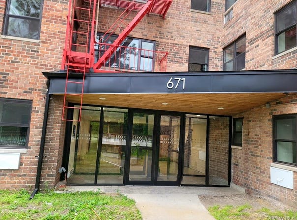 671 Bronx River Road, Yonkers, NY 10704