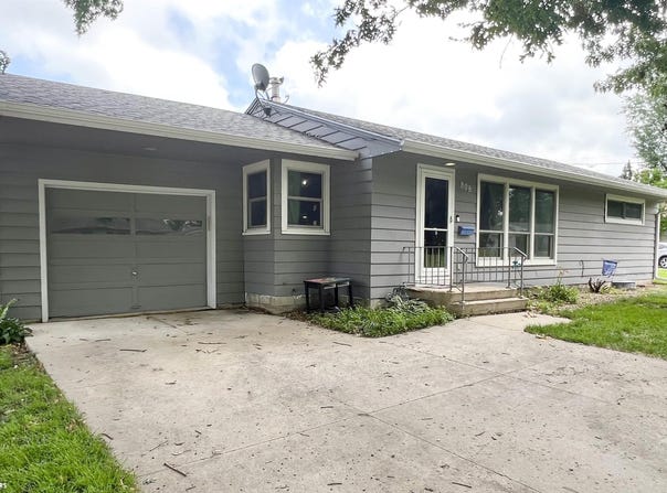 808 E 14th Street S, Newton, IA 50208