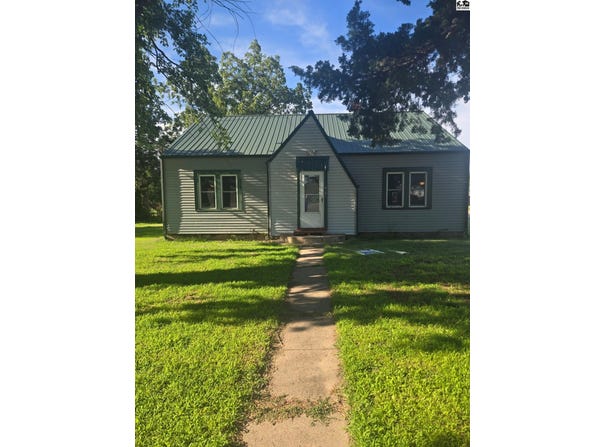 419 W Main St, Pretty Prairie, KS 67570