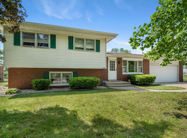 7712 Delaware Place, Merrillville, IN 46410