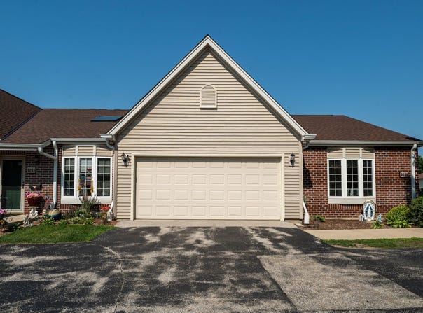 5201 S Tuckaway Blvd, Greenfield, WI 53221