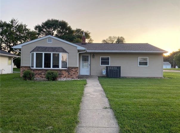 522 1st Street SE, Madelia, MN 56062