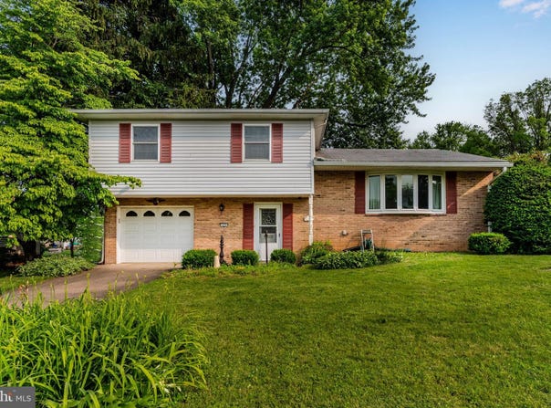 325 SOMERSET DRIVE, CAMP HILL, PA 17011