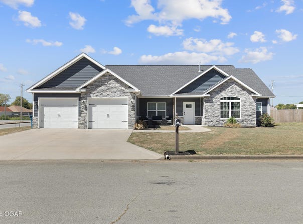 2207 W Greystone Square, Webb City, MO 64870