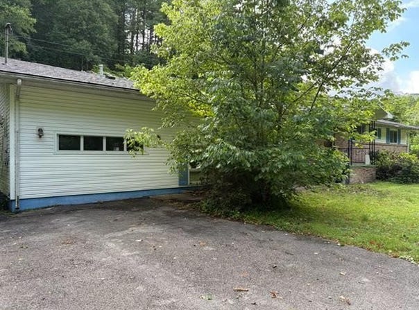 2588 MeathouseFrk, Canada, KY 41519