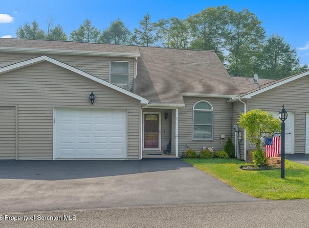 205 Knollridge Drive, Factoryville, PA 18419