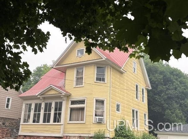 209 Montezuma Avenue, Hancock, MI 49930