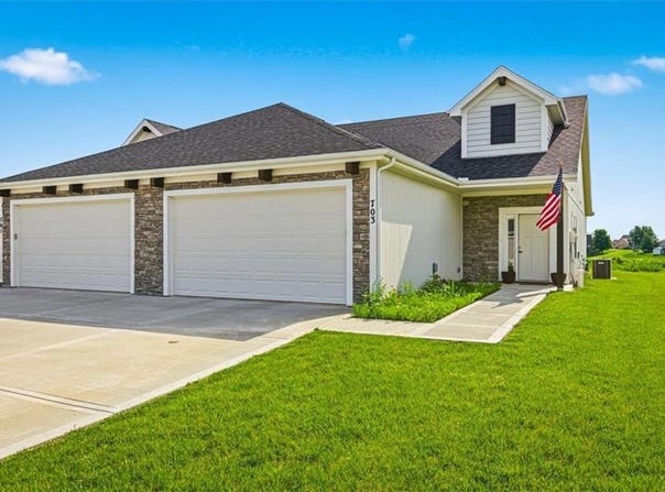 703 Ridge Drive, Smithville, MO 64089