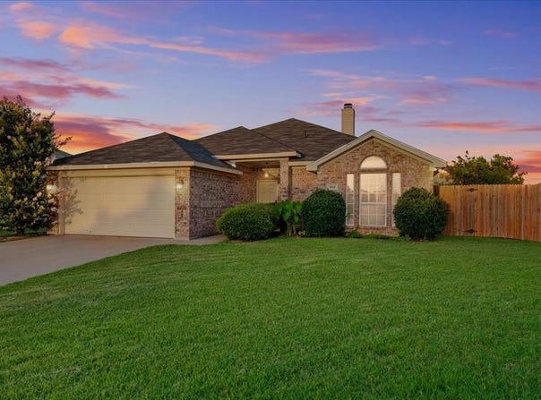 914 La Sierra Drive, Crowley, TX 76036
