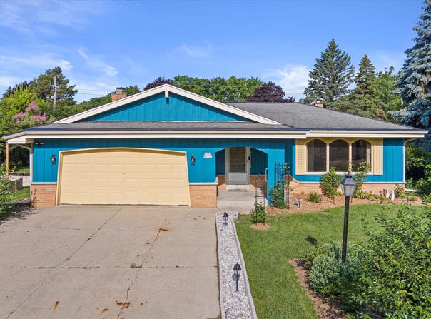 W158n9751 Broadleaf Ln, Germantown, WI 53022