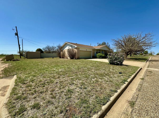 700 S Bowie Avenue, Tulia, TX 79088