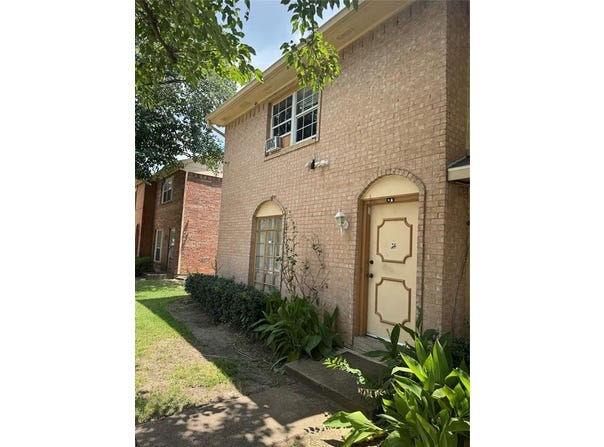 82 E Mountain Creek Court, Grand Prairie, TX 75052