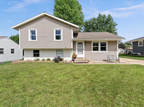 3828 Spruce Hills Drive, Cedar Falls, IA 50613