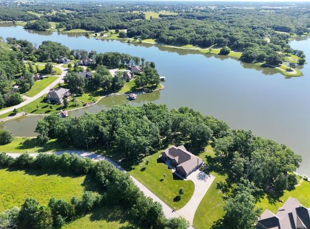 1810 W Shore Dr, Macon, MO 63552