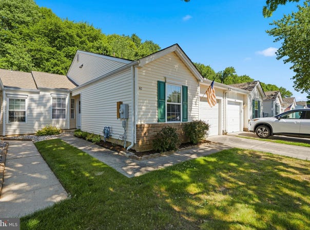 40 PEPPERGRASS N, MOUNT LAUREL, NJ 08054