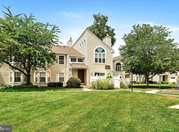 26 HUBER COURT, HIGHTSTOWN, NJ 08520