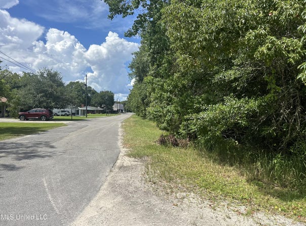 E Street, Pascagoula, MS 39567
