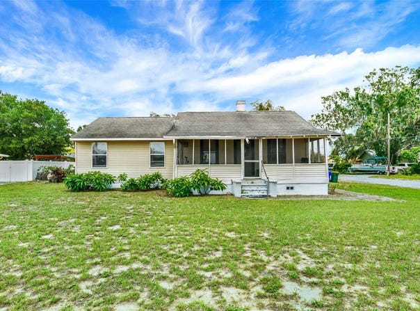 520 DORA AVENUE, TAVARES, FL 32778