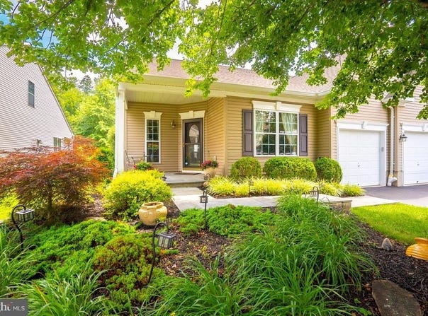 32 BUCKINGHAM DRIVE, PENNINGTON, NJ 08534